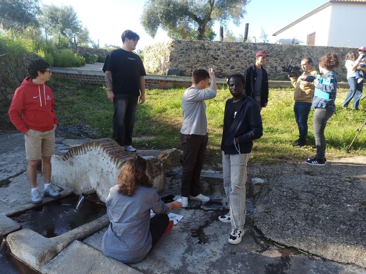Midiendo los flujos de agua desde la fuente «el Charco»