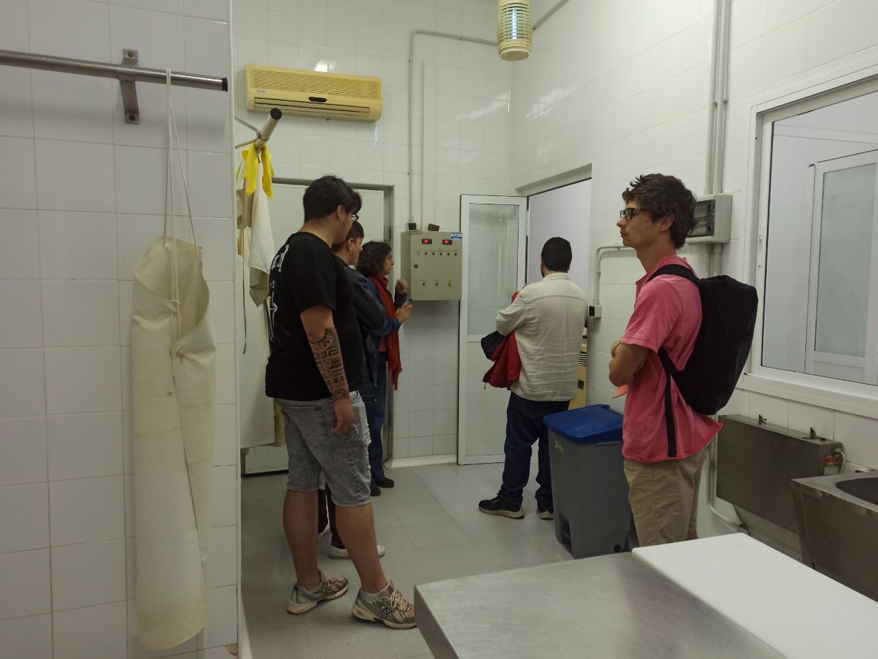 Primera visita al secadero para los estudiantes